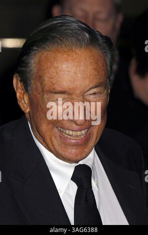 DOSSIER - journaliste américain, animateur de jeux vidéo, acteur et personnalité médiatique Myron Leon 'Mike' Wallace (9 mai 1918-7 avril 2012) Wallace était le correspondant des 60 minutes de CBS depuis ses débuts en 1968. Au cours de sa carrière à 60 minutes, il a interviewé un large éventail de grands journalistes. Wallace prend sa retraite en tant que correspondant régulier en 2006. PHOTO : le 15 janvier 2008, le journaliste de New York Mike Wallace arrive au Gala de remise des prix du Conseil national de révision 2007 à Cipriani 42nd Street (crédit image : Banque D'Images