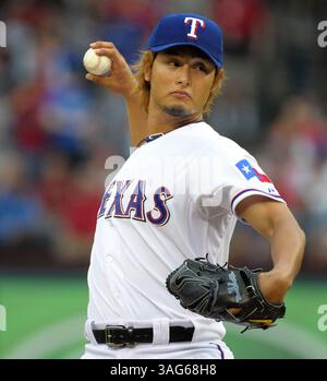 9 avril 2012 - Arlington, TX, États-Unis - Yu Darvish (11 ans), débutant des Texas Rangers, affronte les Mariners de Seattle lors de la première manche au Rangers Ballpark à Arlington, Texas, le lundi 9 avril 2012. (Crédit image : © Max Faulkner/Fort Worth Star-Telegram/MCT/ZUMAPRESS.com) Banque D'Images