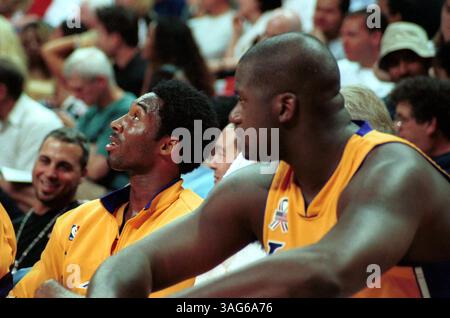 20 octobre 2001 ; Las Vegas, Nevada, États-Unis ; les joueurs de basket-ball KOBE BRYANT et SHAQUILLE O'NEAL des Los Angeles Lakers.. (Crédit image : Mike Valdez/ZUMAPRESS.com) Banque D'Images
