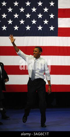 10 avril 2012 - Boca Raton, FL, États-Unis - le président Barack Obama agite à la foule alors qu'il arrive à la Florida Atlantic University Arena où il prononce un discours sur l'économie, mardi 10 avril 2012, à Boca Raton, Floride. (Crédit image : © Mark Randall/Sun Sentinel/MCT/ZUMAPRESS.com) Banque D'Images