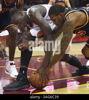 10 avril 2012 - Cleveland, OH, États-Unis - Charlotte Bobcats Bismack Biyombo, à gauche, et les cavaliers de Cleveland Alonzo Gee vont après un ballon lâche au troisième quart-temps à Quicken Loans Arena le mardi 10 avril 2012, à Cleveland, Ohio. (Crédit image : © Phil Masturzo/Akron Beacon Journal/MCT/ZUMAPRESS.com) Banque D'Images