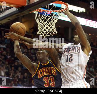 10 avril 2012 - Cleveland, OH, USA - Cleveland cavaliers Alonzo Gee, à gauche, est martelé à l'intérieur par Charlotte Bobcats Tyrus Thomas au cours du deuxième trimestre à Quicken Loans Arena le mardi 10 avril 2012, à Cleveland, Ohio. (Crédit image : © Phil Masturzo/Akron Beacon Journal/MCT/ZUMAPRESS.com) Banque D'Images