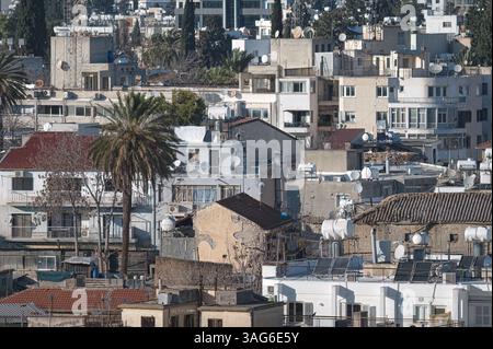 Quartier résidentiel dans la vieille ville de Nicosie avec une zone tampon un derrière elle. Chypre Banque D'Images