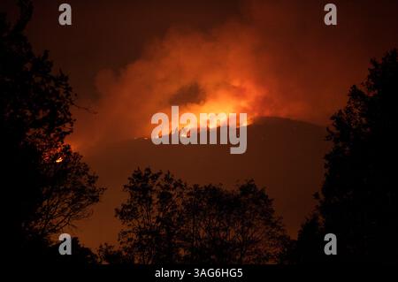 Oct 26, 2007 - Palomar Mountain, Californie, États-Unis - Une vue de l'incendie de Palomar Mountain pendant les feux de forêt de Californie du Sud le 26 octobre 2007 (image crédit : Jon Vidar/ZUMAPRESS.com) Banque D'Images