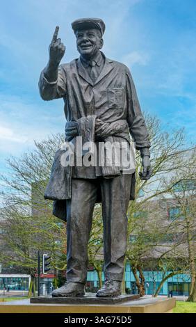 Statue, par Graham Ibbeson, de Harold 'Dickie' Bird, un célèbre arbitre international de cricket. Barnsley, South Yorkshire, Angleterre, Royaume-Uni Banque D'Images