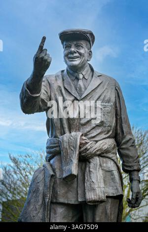 Statue, par Graham Ibbeson, de Harold 'Dickie' Bird, un célèbre arbitre international de cricket. Barnsley, South Yorkshire, Angleterre, Royaume-Uni Banque D'Images