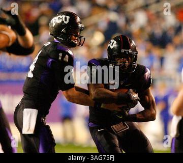 23 octobre 2010 - Fort Worth, Texas, États-Unis d'Amérique - le quarterback de TCU Horned Frogs Andy Dalton #14 remet le ballon de football à TCU Horned Frogs Running Back Matthew Tucker #29 pendant le match entre les TCU Horned Frogs et les Air Force Falcons au stade Amon G. carter à Fort Worth, Texas. TCU Beat the Air Force 38-7 (crédit image : SGN/ZUMAPRESS.com) Banque D'Images
