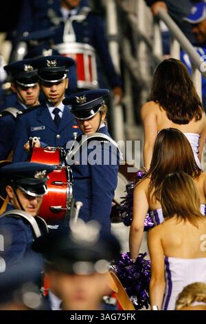 23 octobre 2010 - Fort Worth, Texas, États-Unis d'Amérique - le groupe des Falcons de la Force aérienne se prépare à jouer alors que les cheerleaders de TCU Horned Frogs quittent le terrain pendant le match entre les TCU Horned Frogs et les Falcons de la Force aérienne au stade Amon G. carter à Fort Worth, Texas. TCU Beat the Air Force 38-7 (crédit image : SGN/ZUMAPRESS.com) Banque D'Images