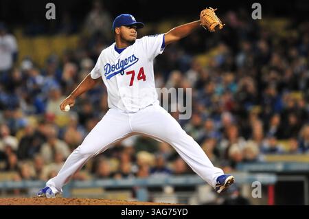 24 avril 2012 Los Angeles, CA. Le lanceur de secours Kenley Jansen #74 des Dodgers de Los Angeles lors du match de la Ligue majeure de baseball entre les Dodgers de Los Angeles et les Braves d'Atlanta au stade Dodger le jour d'ouverture des Dodgers ..les Braves d'Atlanta battent les Dodgers de Los Angeles 4-3.Louis Lopez/CSM (crédit image : © Louis Lopez/Cal Sport Media/ZUMAPRESS.com) Banque D'Images