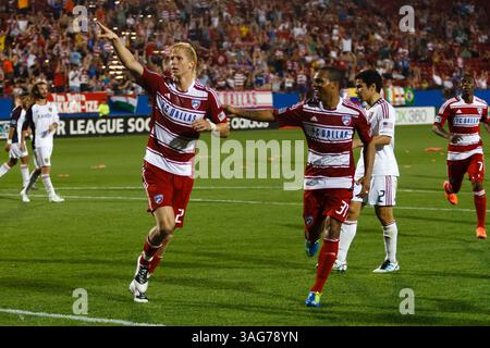 25 avril 2012 - Frisco, Texas, USA - le milieu de terrain du FC Dallas Brek Shea (20 ans) célèbre son but avec l'attaquant Scott Sealy (31 ans) lors d'une action entre le FC Dallas et le Real Salt Lake. Le FC Dallas et le Real Salt Lake égalisent leur match 1-1 au FC Dallas Stadium. (Crédit image : © Andrew Dieb/ZUMAPRESS.com) Banque D'Images