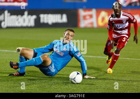 25 avril 2012 - Frisco, Texas, États-Unis - Chris Seitz (18 ans), gardien du FC Dallas, se bouscule pour une balle perdue lors d'une action entre le FC Dallas et le Real Salt Lake. Le FC Dallas et le Real Salt Lake égalisent leur match 1-1 au FC Dallas Stadium. (Crédit image : © Andrew Dieb/ZUMAPRESS.com) Banque D'Images