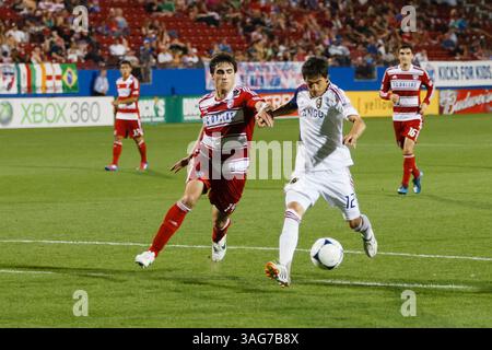 25 avril 2012 - Frisco, Texas, États-Unis - L'attaquant du Real Salt Lake Emiliano Bonfigli (12 ans) d'Argentine tire et marque pendant l'action entre le FC Dallas et le Real Salt Lake. Le FC Dallas et le Real Salt Lake égalisent leur match 1-1 au FC Dallas Stadium. (Crédit image : © Andrew Dieb/ZUMAPRESS.com) Banque D'Images