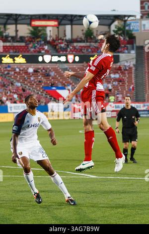 25 avril 2012 - Frisco, Texas, États-Unis - le défenseur du FC Dallas George John (14 ans) saute une tête sur le ballon lors d'une action entre le FC Dallas et le Real Salt Lake. Le FC Dallas et le Real Salt Lake égalisent leur match 1-1 au FC Dallas Stadium. (Crédit image : © Andrew Dieb/ZUMAPRESS.com) Banque D'Images