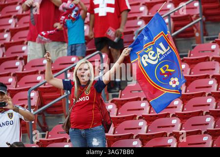 25 avril 2012 - Frisco, Texas, États-Unis - Une fan du Real Salt Lake soutient son équipe pendant l'action d'avant-match entre le FC Dallas et le Real Salt Lake. Le FC Dallas et le Real Salt Lake égalisent leur match 1-1 au FC Dallas Stadium. (Crédit image : © Andrew Dieb/ZUMAPRESS.com) Banque D'Images