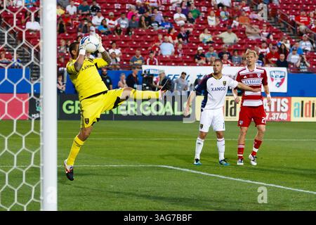 25 avril 2012 - Frisco, Texas, États-Unis - le gardien du Real Salt Lake Nick Rimando (18 ans) fait une sauvegarde lors de l'action entre le FC Dallas et le Real Salt Lake. Le FC Dallas et le Real Salt Lake égalisent leur match 1-1 au FC Dallas Stadium. (Crédit image : © Andrew Dieb/ZUMAPRESS.com) Banque D'Images
