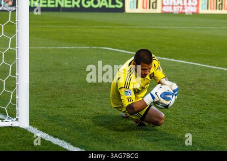 25 avril 2012 - Frisco, Texas, États-Unis - le gardien du Real Salt Lake Nick Rimando (18 ans) fait une sauvegarde lors de l'action entre le FC Dallas et le Real Salt Lake. Le FC Dallas et le Real Salt Lake égalisent leur match 1-1 au FC Dallas Stadium. (Crédit image : © Andrew Dieb/ZUMAPRESS.com) Banque D'Images
