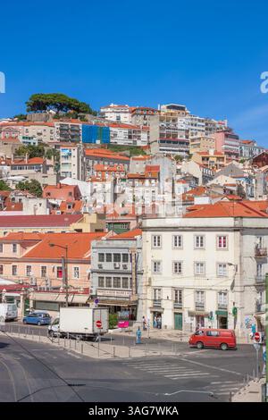 Bâtiments colorés et rue du centre historique de Lisbonne, Portugal. Rue avec des maisons colorées au Portugal. Banque D'Images
