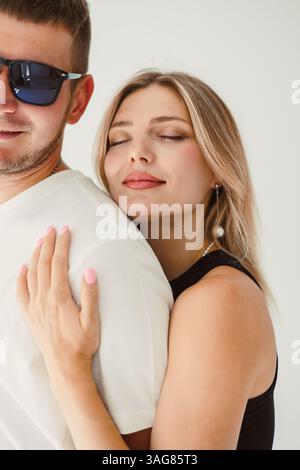 Un couple joyeux partage une étreinte chaleureuse, capturant un moment romantique intime qui met en valeur leur unité et leur pur bonheur dans tous les aspects de leur Banque D'Images
