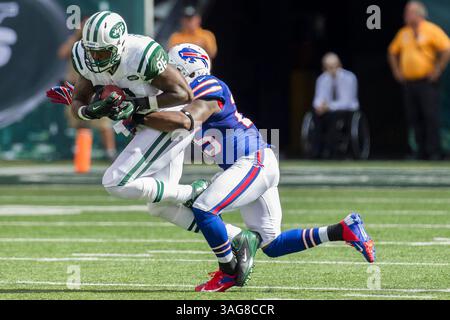 9 septembre 2012 : les jets de New York Tight End Jeff Cumberland (86) en action avec le ballon alors que Da'Norris Searcy (25) tente de l'affronter lors du match de NFL entre les Bills de Buffalo et les jets de New York au MetLife Stadium à East Rutherford, New Jersey. Les jets de New York ont battu les Buffalo Bills, 48-28.(image crédit : © Chris Szagola/Cal Sport Media/ZUMAPRESS.com) Banque D'Images