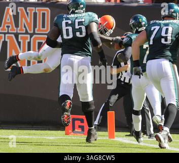 9 septembre 2012 - Cleveland, OH, USA - le linebacker des Cleveland Browns D'Qwell Jackson saute dans la zone finale après son interception devant Danny Watkins, à gauche, Michael Vick et Todd Herremans des Philadelphia Eagles pendant le quatrième quart-temps au Cleveland Browns Stadium dimanche 9 septembre 2012 à Cleveland, Ohio. Les Eagles ont battu les Browns, 17-16. (Crédit image : © Karen Schiely/MCT/ZUMAPRESS.com) Banque D'Images