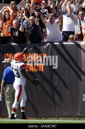 9 septembre 2012 - Cleveland, OH, USA - Craig Robertson, linebacker des Cleveland Browns, est acclamé par les fans après avoir fait une interception contre les Eagles de Philadelphie au cours du premier quart-temps au Cleveland Browns Stadium le dimanche 9 septembre 2012 à Cleveland, Ohio. Les Eagles ont battu les Browns, 17-16. (Crédit image : © Karen Schiely/MCT/ZUMAPRESS.com) Banque D'Images