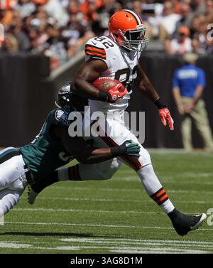 9 septembre 2012 - Cleveland, OH, États-Unis - Cleveland Browns Tight End Benjamin Watson est abattu par DeMeco Ryans, linebacker des Philadelphia Eagles, au cours du premier trimestre au Cleveland Browns Stadium le dimanche 9 septembre 2012 à Cleveland, Ohio. Les Eagles ont battu les Browns, 17-16. (Crédit image : © Karen Schiely/MCT/ZUMAPRESS.com) Banque D'Images