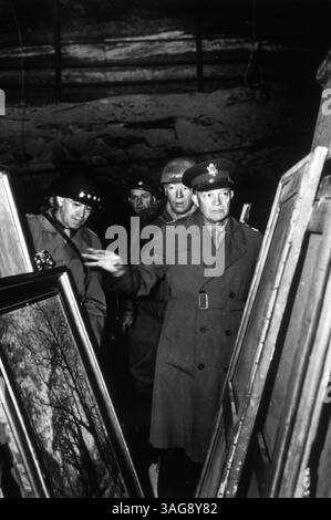 12 avril 1945 - Gotha, Allemagne - le général Dwight D. Eisenhower inspecte des peintures prises par des soldats nazis et cachées dans une mine de sel à Merkers le 12 avril 1945 à Gotha, en Allemagne. Le commandant suprême allié est accompagné du lieutenant général George Patton Jr., debout immédiatement derrière lui, et du géant Omar N. Bradley debout à gauche. Les objets de valeur ont été enlevés à des familles juives par les troupes nazies avant d'être envoyés dans des camps de concentration. (Crédit image : © Richard Ellis/ZUMAPRESS.com) Banque D'Images