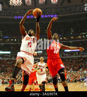 8 mai 2012 - Chicago, Illinois, États-Unis - L'attaquant des Chicago Bulls LUOL DENG (l) va au panier devant les VACANCES JRUE des 76ers de Philadelphie (R) lors du match 5 des quarts de finale de la Conférence de l'est au United Center. Les Bulls ont battu les 76ers 77-69.(image crédit : © Kamil Krzaczynski/ZUMA Press) Banque D'Images