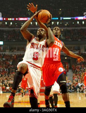 8 mai 2012 - Chicago, Illinois, États-Unis - L'attaquant des Chicago Bulls LUOL DENG (l) va au panier devant les VACANCES JRUE des 76ers de Philadelphie (R) lors du match 5 des quarts de finale de la Conférence de l'est au United Center. Les Bulls ont battu les 76ers 77-69.(image crédit : © Kamil Krzaczynski/ZUMA Press) Banque D'Images