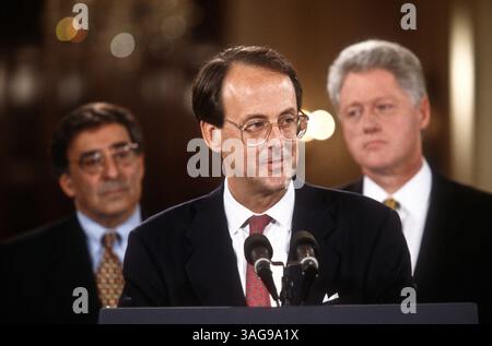 8 novembre 1996 - Washington, DC, Etats-Unis - Erskine Bowles, chef d'état-major entrant de la Maison Blanche, flanqué par le président Clinton, et Leon Panetta, chef d'état-major sortant, à gauche, s'expriment à la Maison Blanche le 8 novembre 1996. (Crédit image : © Richard Ellis/ZUMAPRESS.com) Banque D'Images