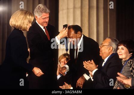 17 janvier 1997 - Washington, DC, DC, États-Unis - le président Bill Clinton décerne à la légende du jazz Lionel Hampton le prix National Medal of the Arts lors d'une cérémonie à la Maison Blanche le 10 janvier 1997 à Washington, DC. (Crédit image : © Richard Ellis/ZUMAPRESS.com) Banque D'Images