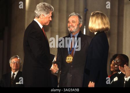 10 janvier 1997 - Washington, DC, DC, États-Unis - le président Bill Clinton décerne une Médaille nationale des arts au dramaturge Stephen Sondheim lors d'une cérémonie à la Maison Blanche le 10 janvier 1997 à Washington, DC. (Crédit image : © Richard Ellis/ZUMAPRESS.com) Banque D'Images