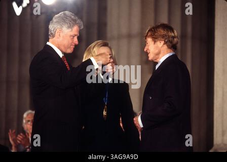 10 janvier 1997 - Washington, DC, États-Unis - le président Bill Clinton décerne un prix Charles Frankel en sciences humaines à l'acteur Robert Redford lors d'une cérémonie à la Maison Blanche le 10 janvier 1997 à Washington, DC. (Crédit image : © Richard Ellis/ZUMAPRESS.com) Banque D'Images