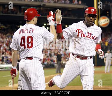 11 mai 2012 - Philadelphie, PA, USA - John Mayberry, Jr. High-Fives des Philadelphia Phillies Vance Worley (49) après Mayberry a marqué en sixième manche contre les Padres de San Diego au Citzens Bank Park à Philadelphie, Pennsylvanie, le vendredi 11 mai 2012. Les Phillies ont gagné, 7-3. (Crédit image : © Yong Kim/Philadelphia Daily News/MCT/ZUMAPRESS.com) Banque D'Images