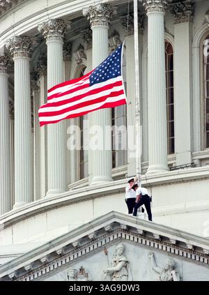 Dec. 25, 2011 - Washington, DC, Etats-Unis - le Capitole américain a baissé le drapeau en Berne suite à une fusillade qui a tué deux policiers du Capitole américain le 24 juillet 1998. Deux policiers ont été tués dans l'incident, une personne blessée et les hommes armés isolés ont été blessés et mis en détention. (Crédit image : © Richard Ellis/ZUMAPRESS.com) Banque D'Images