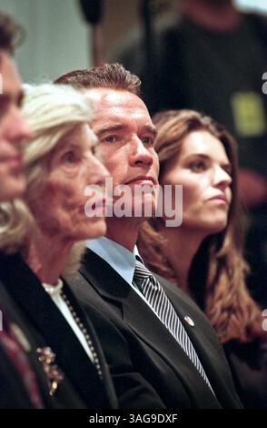15 septembre 1998 - Washington, DC, États-Unis - L'acteur Arnold Schwarzenegger est assis avec sa femme Maria Shriver et sa belle-mère Eunice Kennedy Shriver à l'inauguration du quartier général du Peace corps le 15 septembre 1998 à Washington, DC. (Crédit image : © Richard Ellis/ZUMAPRESS.com) Banque D'Images