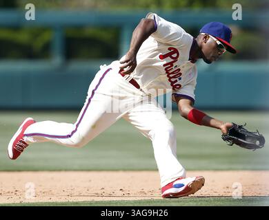 13 mai 2012 - Philadelphie, PA, USA - Jimmy Rollins des Phillies attrape une balle de la batte d'Andy Parrino des Padres pour terminer la 8e manche. Les Phillies de Philadelphie battent les Padres de San Diego, 3-2, au Citizens Bank Park à Philadelphie, en Pennsylvanie, le dimanche 13 mai 2012. (Crédit image : © David Maialetti/Philadelphia Daily News/MCT/ZUMAPRESS.com) Banque D'Images