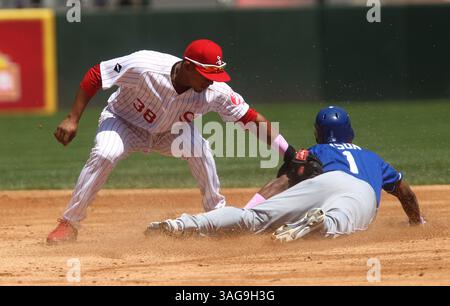 13 mai 2012 - Chicago, il, États-Unis - Eduardo Escobar des White Sox de Chicago met Jarrod Dyson des Royals de Kansas City sur un vol au deuxième rang de la 3e manche le dimanche 13 mai 2012 à Chicago, Illinois. (Crédit image : © Nancy Stone/Chicago Tribune/MCT/ZUMAPRESS.com) Banque D'Images