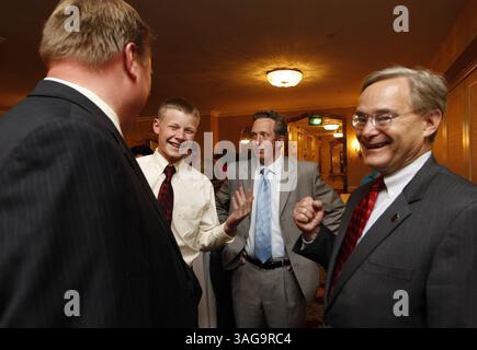 5 juin 2012 - Milwaukee, WI, États-Unis - Peter Barca, chef de l'Assemblée minoritaire du Wisconsin, de Kenosha, discute avec Andy Jorgensen du 37e district de l'Assemblée et son fils Jens et Shane Sparks alors qu'ils attendent que les portes s'ouvrent au Wisconsin for Barrett Election Night Event, qui se tiendra au Hilton Milwaukee City Center le mardi 5 juin 2012. (Crédit image : © Gary porter/Milwaukee Journal Sentinel/MCT/ZUMAPRESS.com) Banque D'Images