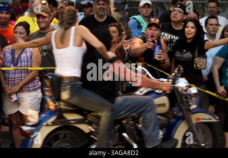 8 juin 2012 - Austin, TX, USA - les spectateurs regardent des milliers de motards rugir au défilé Republic of Texas Biker Rally à Austin, Texas, vendredi 8 juin 2012. Environ 40 000 motards sont descendus sur Austin pour le 18e R.O.T. Rally annuel, le plus grand rallye moto du Texas et le cinquième plus grand des États-Unis. (Crédit image : © Jay Janner/Austin American-Statesman/MCT/ZUMAPRESS.com) Banque D'Images