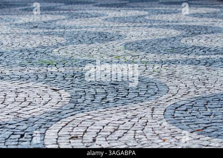 Trottoir portugais de basalte noir et calcaire blanc à Lisbonne. Banque D'Images