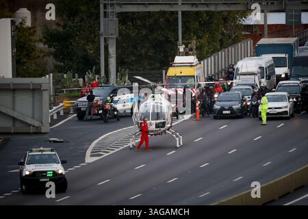 Buenos Aires, Argentine. 08 avril 2025. L'hélicoptère du SAME (Emergency Medical Care System) atterrit sur la route 25 de Mayo pour fournir des soins d'urgence aux victimes d'un accident de la route. Crédit : SOPA images Limited/Alamy Live News Banque D'Images