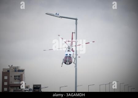 Buenos Aires, Argentine. 08 avril 2025. L'hélicoptère du MÊME (Emergency Medical Care System) vu sur la route 25 de Mayo cherchant à fournir des soins d'urgence à une victime d'accident de la route. Crédit : SOPA images Limited/Alamy Live News Banque D'Images