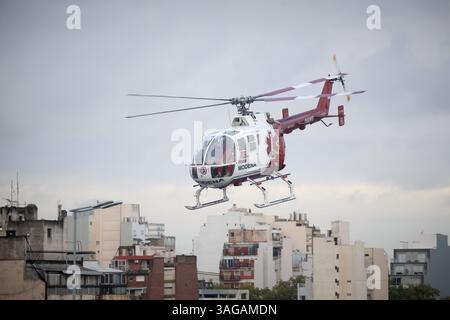 Buenos Aires, Argentine. 08 avril 2025. L'hélicoptère du MÊME (Emergency Medical Care System) vu sur la route 25 de Mayo cherchant à fournir des soins d'urgence à une victime d'accident de la route. Crédit : SOPA images Limited/Alamy Live News Banque D'Images