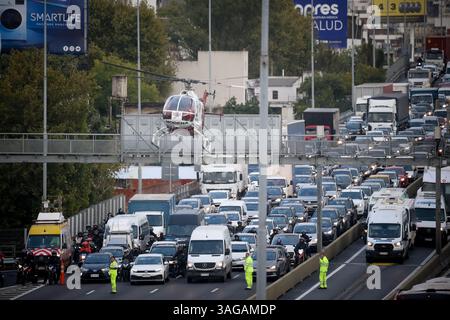 Buenos Aires, Argentine. 08 avril 2025. L'hélicoptère du SAME (Emergency Medical Care System) atterrit sur la route 25 de Mayo pour fournir des soins d'urgence aux victimes d'un accident de la route. Crédit : SOPA images Limited/Alamy Live News Banque D'Images