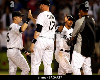 20 juin 2012 - Chicago, il, États-Unis - les joueurs des Chicago White Sox, de gauche à droite, Gordon Beckham (15), Tyler Flowers (17) et Eduardo Escobar (38) célèbrent après avoir battu les Chicago Cubs au U.S. Cellular Field à Chicago, Illinois, le mercredi 20 juin 2012. White Sox, 7-0. (Crédit image : © Chris Sweda/Chicago Tribune/MCT/ZUMAPRESS.com) Banque D'Images