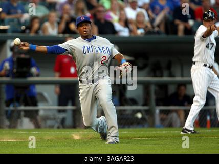 20 juin 2012 - Chicago, il, États-Unis - Luis Valbuena (24 ans), troisième joueur de base des Chicago Cubs, se lance en première base après un sacrafice de Gordon Beckham (15 ans), deuxième joueur de base des Chicago White Sox, lors de la troisième manche au U.S. Cellular Field à Chicago, Illinois, le mercredi 20 juin 2012. (Crédit image : © Chris Sweda/Chicago Tribune/MCT/ZUMAPRESS.com) Banque D'Images