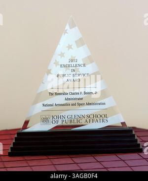 21 juin 2012 - Washington, District of Columbia, États-Unis - le prix d'excellence en service public de l'École John Glenn d'affaires publiques remis à Charles Bolden, administrateur de la NASA, est présenté avant sa présentation au Narian Koshland Science Museum à Washington. (Crédit image : © Paul E. Alers/NASA/ZUMAPRESS.com) Banque D'Images