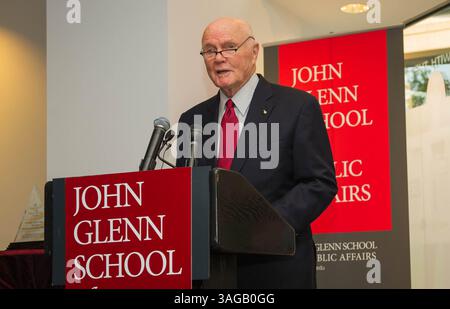 Le 21 juin 2012 - Washington, District of Columbia, États-Unis - L'ancien astronaute sénateur JOHN GLENN prononce une allocution avant de remettre le prix d'excellence en service public de l'École John Glenn à l'administrateur de la NASA C. Bolden, au Narian Koshland Science Museum à Washington. (Crédit image : © Paul E. Alers/NASA/ZUMAPRESS.com) Banque D'Images