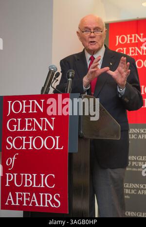 Le 21 juin 2012 - Washington, District of Columbia, États-Unis - L'ancien astronaute sénateur JOHN GLENN prononce une allocution avant de remettre le prix d'excellence en service public de l'École John Glenn à l'administrateur de la NASA C. Bolden, au Narian Koshland Science Museum à Washington. (Crédit image : © Paul E. Alers/NASA/ZUMAPRESS.com) Banque D'Images